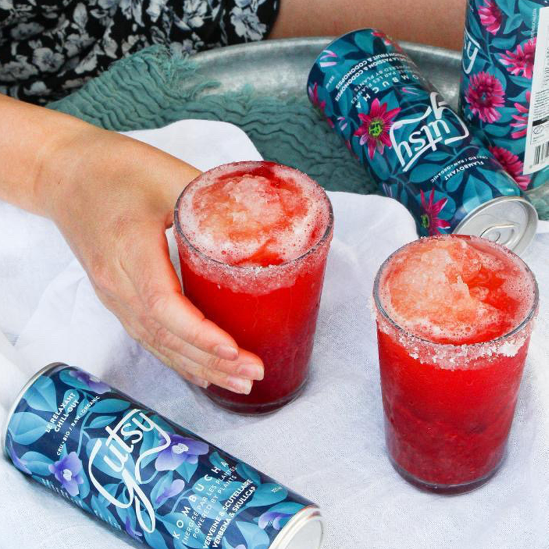 Gutsy kombucha, fût, kombucha, bouteille, santé, boisson, énergisante, plantes, probiotiques, acides organiques, enzymes digestives Gutsy kombucha, keg, kombucha, bottle, health, drink, energy, plants, probiotics, organic acids, digestive enzymes